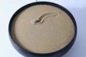 往沙盆上放2颗小钢珠，后来发生罕见一幕，你看懂原理了吗？图片