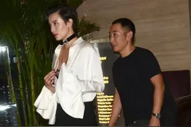 40岁宋佳好洋气，穿喇叭袖衬衫露蕾丝内搭，配高腰裤腿长一米八图片