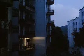 他们在烂尾楼里住了20年，养狗防身，曾经豪宅如今种菜养鸡图片