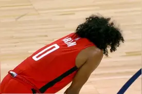 森林狼大胜火箭！爱德华兹29+6+3，赛后格林一把抱住爱德华兹图片