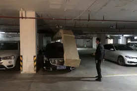 通风管道从天降砸了引擎盖，车主犯了难：到底谁负责？图片