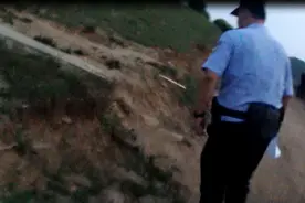 济南一警察骑外卖车引围观？只因外卖小哥在山顶喝了十扎扎啤图片