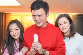 还记得章小蕙的女儿钟嘉晴吗？和后妈参加综艺，懒理亲妈？图片