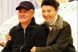 于月仙去世后，闫学晶发布带货视频遭谩骂，粉丝呼吁理性看待图片