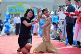 幼儿园毕业典礼，成“攀比酒会”，网友争论不休：生活需要仪式感图片