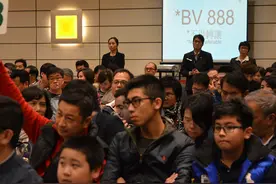 男子摇到888车牌号，却摇头重新选号，工作人员听了原因：聪明图片