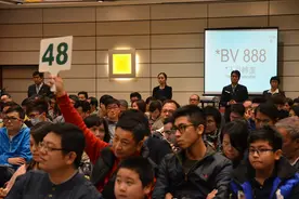 男子摇到888车牌号，却摇头重新选号，工作人员听了原因：聪明图片