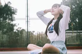 改良水手服搭配短裤小白鞋青春有活力图片