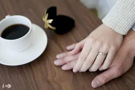 小说：闺蜜婚礼，她是首席伴娘，客户敬酒不怀好意，竹马上前解围图片