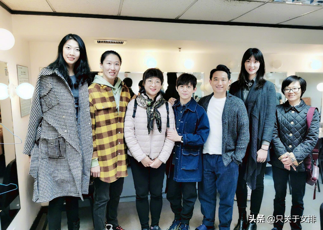 女排合影暴露真实身高，袁心玥最少2米03，杨昊：龚翔宇超过1米9