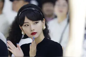 张嘉倪终于肯扮贵妇，穿旗袍上衣却混搭阔腿裤，效果时髦又显气场图片