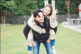 俩女星，一个坐月子天天洗头，一个忍了42天，现在身体差距很明显图片