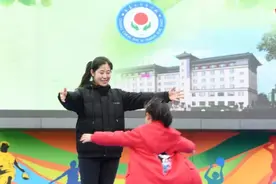 单亲妈妈领从未洗过澡的女娃回家，12年视如己出，亦师亦母，如今图片