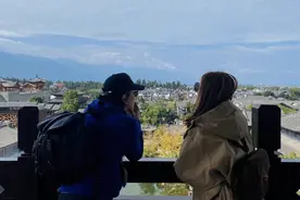 刘芸和郑钧过二人世界，坐老公大腿合影很甜蜜！郑钧直夸老婆好美图片