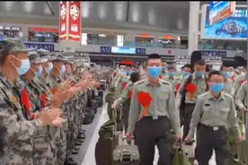 新疆军区首批退伍老兵在乌鲁木齐站与新兵的不期而遇图片