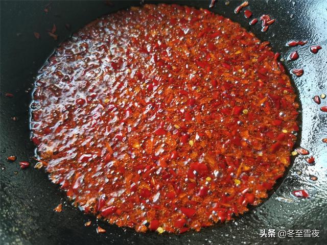 教你自己在家做香辣小鱼干，麻辣过瘾，一口一个，好吃到停不下来