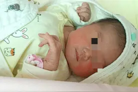 儿媳因儿子帮我搓背剪脚指甲生气要带娃回娘家，幸亏遇到好亲家了图片