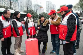 揪心！岳阳这名少女为何常年漂泊流浪，暖心！志愿者助其生活发生逆转图片
