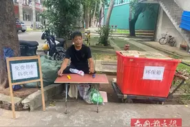 大爷快递点摆摊免费帮拆快递，日入近百元，网友：妙啊！一举两得图片