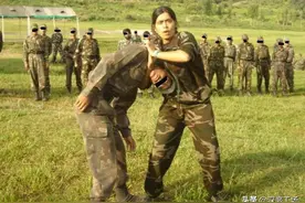 印度士兵打架能力太弱，聘请一位女性高手：训练印度士兵擒拿格斗图片