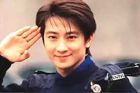 太拼了！孙耀威为拍段子抓一把辣椒塞妻子嘴里，用手堵住对方嘴巴图片