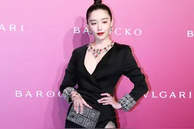 阚清子尺度抓得准，穿黑色开叉裙用“渔网”遮，气场成熟又从容图片