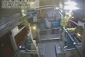 小学生打着石膏在公交车上看书，车长为其留灯后收到“甜蜜惊喜”图片
