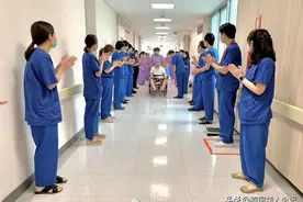 泪目！泰国医护人员列队鼓掌送危重患者出院图片
