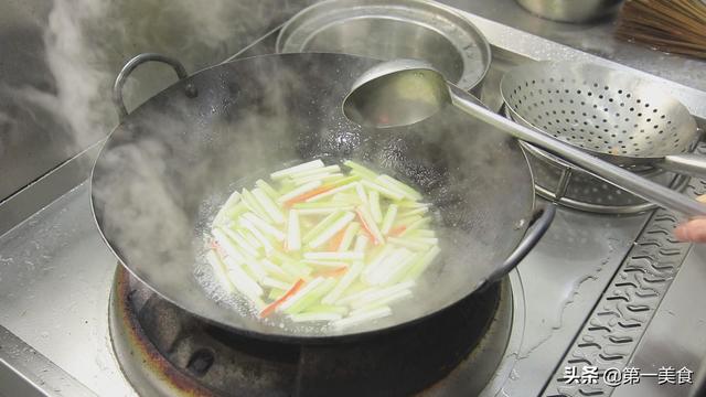 炒瓠子时佐料别乱放，按照大厨演示做，鲜嫩味美，出锅满屋飘香