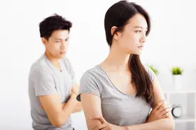 老婆出轨我兄弟，离婚后偶遇落魄的两人，我牵着他前妻笑了图片