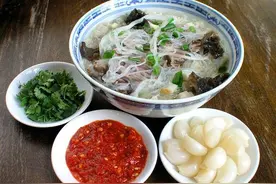 来古都西安市不得不吃的美食——牛羊肉泡馍图片