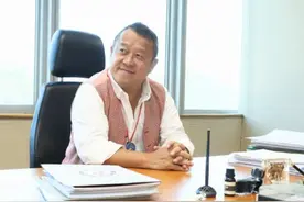TVB总经理曾志伟办公室曝光，装修朴素，自嘲太蠢想尽快找接班人图片