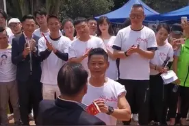 63岁万梓良再收徒！消瘦秃头显老态，将茶水倒头用钱敲打徒弟被批图片