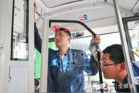 发现了吗？上海公交车有些新变化 驾驶室加装了一扇门图片