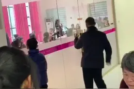 爷爷接孙女舞蹈班放学，谁想到爷爷学得最快，网友：别人家的爷爷图片