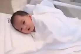 “最美新生儿”火了，超高颜值让护士赞叹：像在娘胎里被施了魔法图片