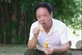 菜地里啃萝卜卖咸菜，退休市长的抖音有多好玩图片