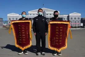 手术灯灭，身穿囚服的他被推出手术室，3个月后监狱民警收到了锦旗……图片