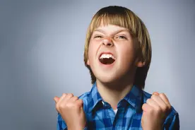 他是孤儿，被人欺负了，是选择隐忍，还是打回去？这个孩子有话说图片