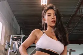 120斤健身美女，翘臀腿粗，却性感迷人，女性练臀，太重要了图片