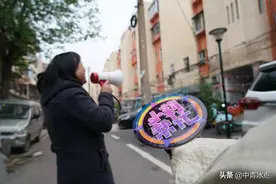在河南，有19个叫“小莉”的姑娘以帮忙为工作，帮人讨薪、维权、寻亲，有时却会遭受辱骂、恐吓、殴打图片