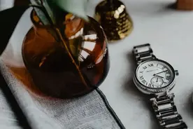 为什么有手机还要戴手表？图片