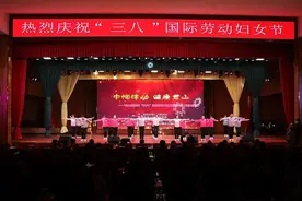 君山区开展庆祝“三八”国际妇女劳动节暨首届女子工间操展演图片