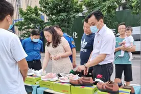 这是我见过最好的老板！员工可以随意请假，夜市摆摊挣钱发工资图片