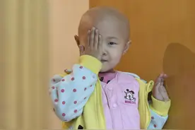 四岁女孩身患重病，却每天给父母秀笑脸：妈妈，我不哭别丢下我图片