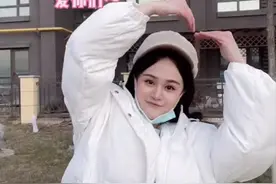 千万网红“可爱屁”露脸翻车？撞脸赵本山女儿，网友：还不如不露图片