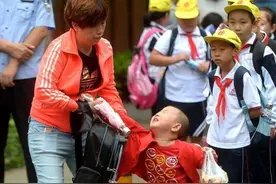 坏妈妈，我打死你！妈妈“懦弱”应对，快速结束“诅咒敏感期”图片