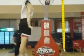 直逼易建联！CBA新人摸高3米71，只比霍华德低10公分图片