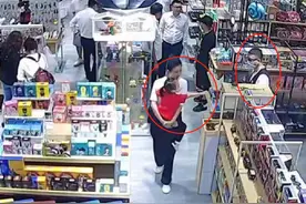 孙红雷携妻女逛街，甘心当老实跟班，小15岁娇妻紧抱女儿画面温馨图片