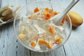 甜品店十几元一份的凉粉，教你在家做，清凉又爽滑，解馋又解暑图片